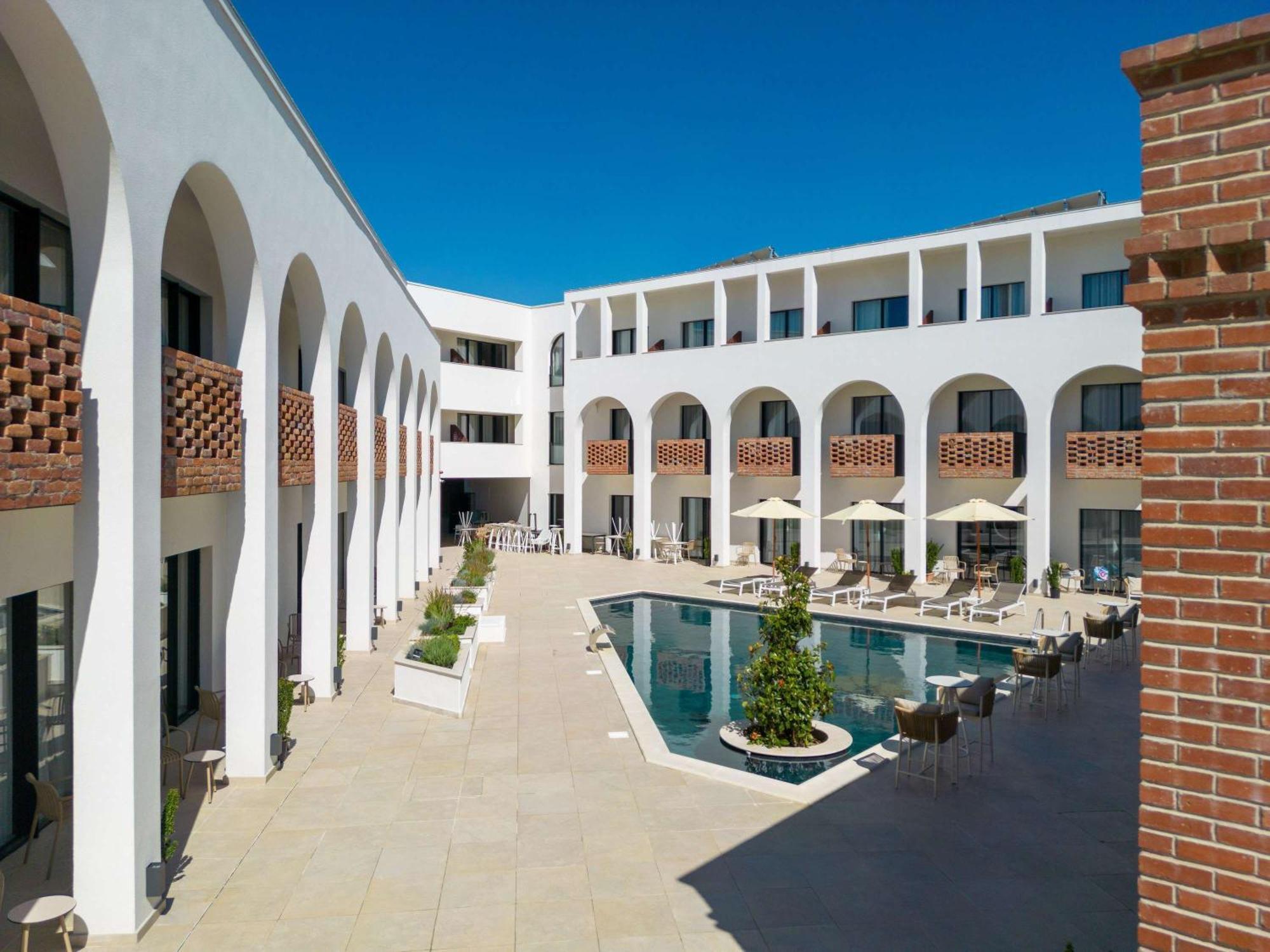 Mercure Conacul Cozieni Pasarea Экстерьер фото