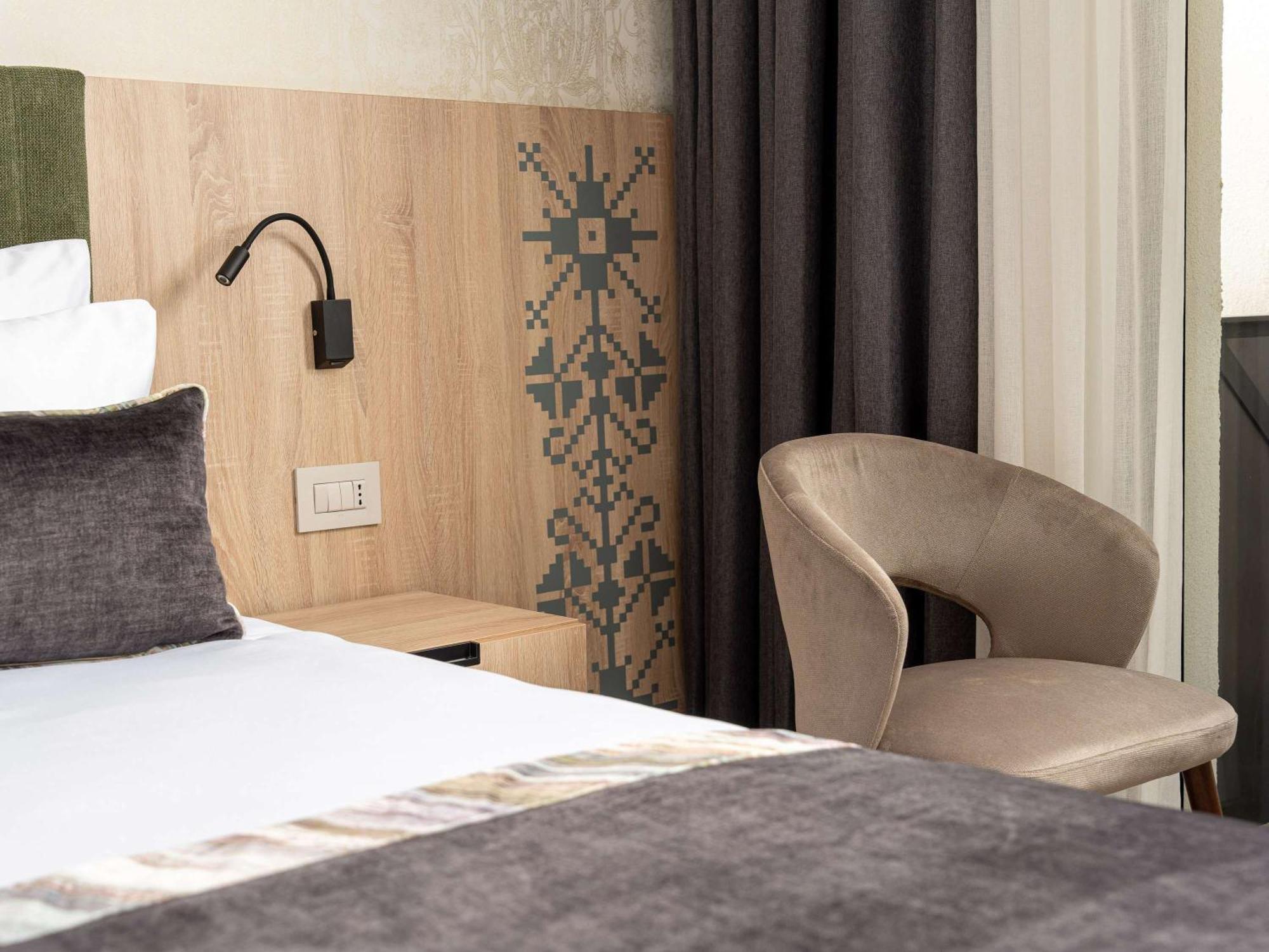 Mercure Conacul Cozieni Pasarea Экстерьер фото